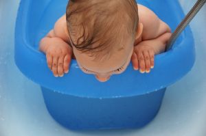 baby bath baby bath 300x199 Articles